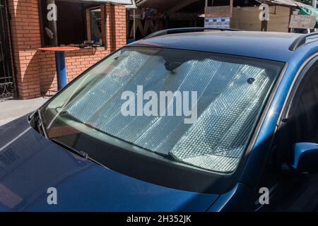 Il parabrezza e l'interno dell'auto sono protetti dalla luce solare e dal calore mediante pellicola o pellicola protettiva. Foto Stock