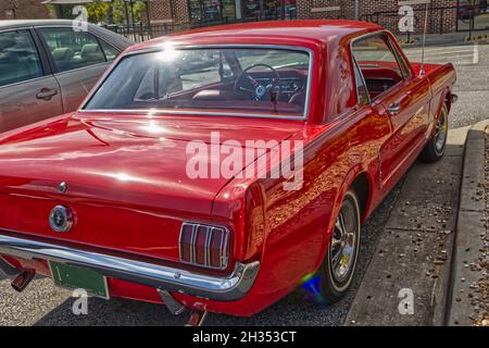 Grovetown, GA USA - 10 14 21: 1966 vintage Rare Red Ford Mustang vista d'angolo posteriore Foto Stock