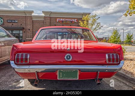 Grovetown, GA USA - 10 14 21: 1966 vintage Rare Red Ford Mustang back view Foto Stock