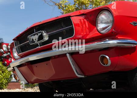 Grovetown, GA USA - 10 14 21: 1966 vintage Rare Red Ford Mustang basso angolo vista Foto Stock