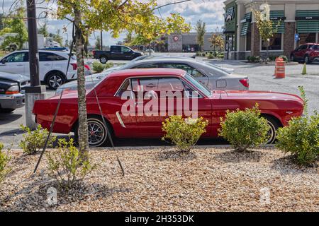 Grovetown, GA USA - 10 14 21: 1966 vintage Rare Red Ford Mustang vista laterale Foto Stock