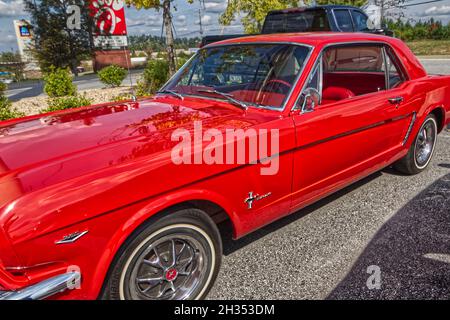 Grovetown, GA USA - 10 14 21: 1966 vintage Rare Red Ford Mustang vista dall'angolo superiore Foto Stock