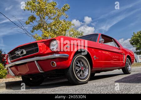 Grovetown, GA USA - 10 14 21: 1966 vintage Rare Red Ford Mustang basso angolo vista Foto Stock