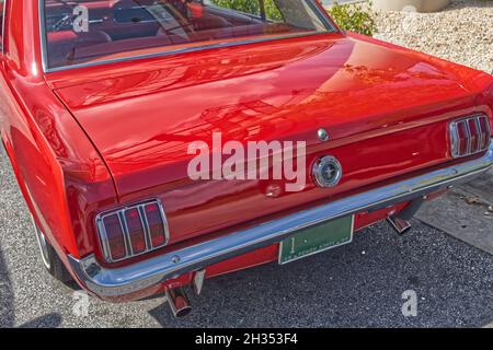 Grovetown, GA Stati Uniti d'America - 10 14 21: 1966 vendemmia rosso raro Ford Mustang vintage tag Foto Stock