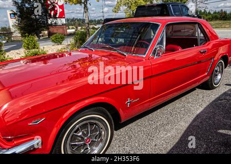 Grovetown, GA USA - 10 14 21: Pneumatico anteriore Ford Mustang rosso raro d'annata 1966 Foto Stock