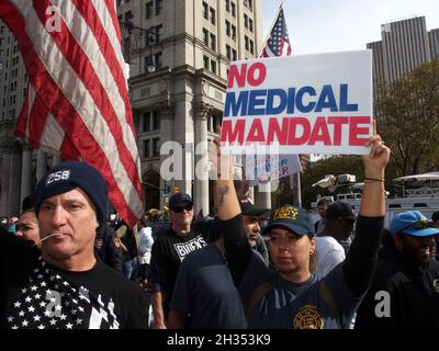 New York, New York, Stati Uniti. 25 ottobre 2021. Una stima di 12,000 N.Y.C. I dipendenti municipali, tra cui polizia, vigili del fuoco, servizi igienici e insegnanti, marciano per protestare contro il nuovo mandato di vaccinarsi entro il 29 ottobre 2021 o di essere messi in ferie non retribuite. I manifestanti hanno attraversato il ponte di Brooklyn fino al municipio. Il mandato, che entra in vigore venerdì alle 17.00 e copre 160,000 dipendenti cittadini. (Credit Image: © Bruce Cotler/ZUMA Press Wire) Foto Stock