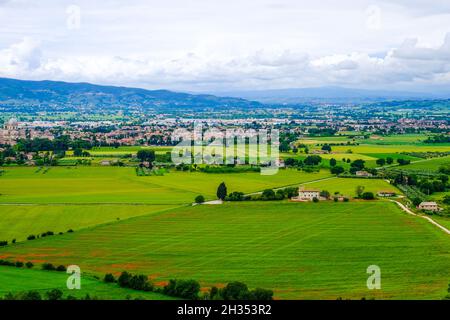 Guardando verso la città di Assisi dalla Basilica di San Francesco Assisi Foto Stock