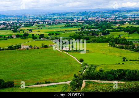 Guardando verso la città di Assisi dalla Basilica di San Francesco Assisi Foto Stock