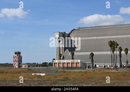 TUSTIN, CALIFORNIA - 24 Oct 2021: Blimp Hangar e Torre di controllo in Tustin Legacy. Foto Stock