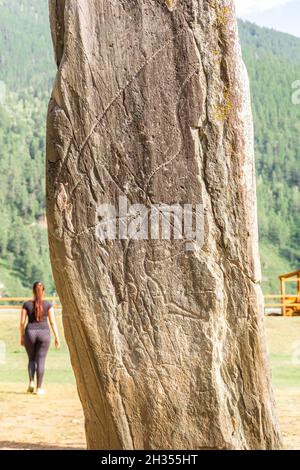 Monumento di attività antica - pietra di cervo o o pietra di Olenny Adyr-Kan, che è abbandonato da giovane donna curvy. La pietra si trova sulla strada ad accesso libero Foto Stock