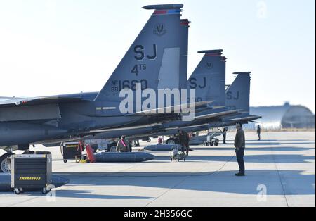 Gli aerei statunitensi del 336esimo Squadrone del Fighter, 4th Fighter Wing, Seymour Johnson Air Force base, North Carolina, preparano le loro aquile F-15E Strike per una serie di allenamenti integrati durante Operation Castle Forge insieme agli aerei F-16 del 53esimo Squadrone del Fighter della Romanian Air Force, Borcea 86th Air base, Romania, 21 ottobre 2021. Castle Forge è un'operazione congiunta, multi-nazionale, condotta dalle forze aeree europee e dall'Africa degli Stati Uniti. Fornisce un ambiente di formazione dinamico e incentrato sulla partnership che aumenta l'impegno degli Stati Uniti per la difesa collettiva nella regione del Mar Nero, migliorando allo stesso tempo Foto Stock