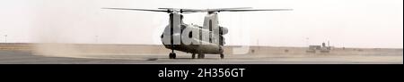 British Forces Briga. Il Gen. Richard Bell, il vice comandante generale per la combinazione di Task Force-operazione inerente risolvere, arriva a Camp Buehring, Kuwait in un elicottero della Task Force Phoenix CH-47 Chinook. Foto Stock