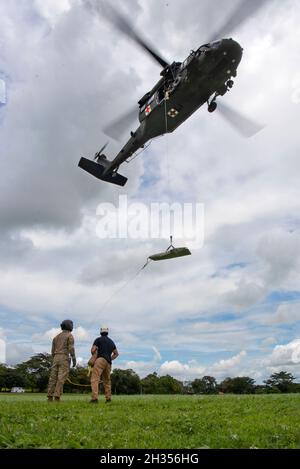 Joint Task Force il 1-228th Aviation Regiment di Bravo collabora con la Defense POW/mia Accounting Agency (DPAA) e la Panama Servicio Nacional Aeronaval (SENAN) Security Force per condurre la formazione per l'evacuazione degli incidenti a Santiago, Panama, 18 ottobre 2021. DPAA condurrà operazioni di recupero a Panama per i prossimi 60 giorni nella speranza di trovare i membri mancanti dell'equipaggio navale perso durante un volo di addestramento nel 1985. La missione della DPAA è quella di fornire alle loro famiglie e alla nazione la più completa contabilità possibile del nostro personale mancante. (STATI UNITI Foto del corpo marino di Sgt. Melanye Martinez) Foto Stock