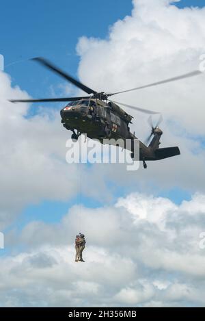 Joint Task Force il 1-228th Aviation Regiment di Bravo collabora con la Defense POW/mia Accounting Agency (DPAA) e la Panama Servicio Nacional Aeronaval (SENAN) Security Force per condurre la formazione per l'evacuazione degli incidenti a Santiago, Panama, 18 ottobre 2021. DPAA condurrà operazioni di recupero a Panama per i prossimi 60 giorni nella speranza di trovare i membri mancanti dell'equipaggio navale perso durante un volo di addestramento nel 1985. La missione della DPAA è quella di fornire alle loro famiglie e alla nazione la più completa contabilità possibile del nostro personale mancante. (STATI UNITI Foto del corpo marino di Sgt. Melanye Martinez) Foto Stock