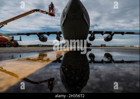 Gli airmen assegnati al 911th Maintenance Group si preparano a sostituire un'antenna obsoleta su un C-17 Globemaster III alla stazione di riserva aerea dell'aeroporto internazionale di Pittsburgh, Pennsylvania, 25 ottobre 2021. Gli aeromobili utilizzano antenne per una varietà di scopi diversi che includono la comunicazione e la mappatura delle condizioni meteorologiche. (STATI UNITI Air Force foto di Joshua J. Seybert) Foto Stock