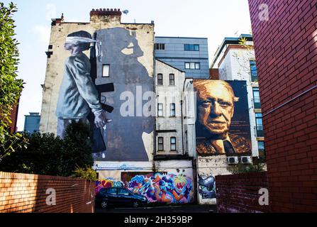 Murales su edifici nel quartiere settentrionale di Manchester: «War Impact in Children Lives» di Hyuro e Anthony Burgess di Tankpetrol Foto Stock