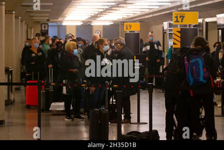 Toronto, Canada. 25 ottobre 2021. Le persone che indossano maschere facciali si allineano per aspettare un treno alla Union Station di Toronto, Canada, il 25 ottobre 2021. Il Canada ha segnalato 1,381 nuovi casi COVID-19 lunedì, portando il totale cumulativo a 1,700,696 casi con 28,785 morti, secondo CTV. Credit: Zou Zheng/Xinhua/Alamy Live News Foto Stock