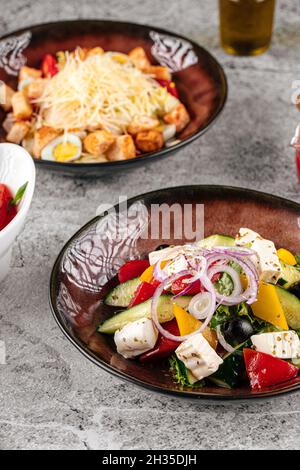 Varie insalate appetitose greche e caesar Foto Stock