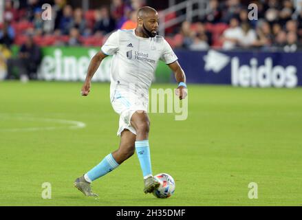 Washington, DC, Stati Uniti. 20 Ott 2021. 20211020 - il difensore della Rivoluzione del New England ANDREW FARRELL (2) lavora la palla nella zona unita del D.C. nella seconda metà dell'Audi Field di Washington. (Credit Image: © Chuck Myers/ZUMA Press Wire) Foto Stock