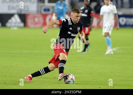 Washington, DC, Stati Uniti. 20 Ott 2021. 20211020 - D.C. il centrocampista JULIAN GRESSEL (31) si sposta in profondità nella zona della Rivoluzione del New England nella seconda metà dell'Audi Field di Washington. (Credit Image: © Chuck Myers/ZUMA Press Wire) Foto Stock