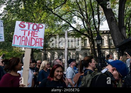 New York, NY - 25 ottobre 2021: I lavoratori municipali della città marciano attraverso il ponte di Brooklyn e si radunano al City Hall Park contro il mandato di vaccinazione Foto Stock