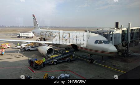 AIRBUS A320-232 di Etihad Airways al terminal dell'aeroporto Nikola Tesla di Belgrado, Belgrado, Serbia Foto Stock