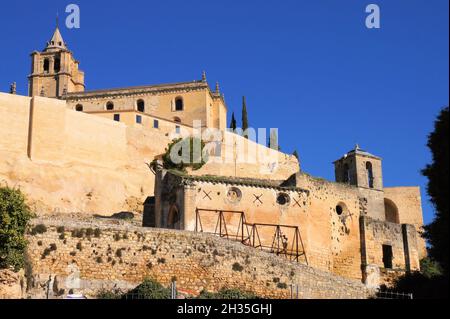 Alcala Abbey Church e la fortezza di la Mota (fortaleza) incandescente arancione subito dopo l'alba in Alcala la Real, Jaen, Andalusia, Spagna Foto Stock