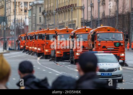 Mosca, Russia - 5 maggio 2021: Una colonna di auto spazzatrici dopo la sfilata del 9 maggio a Mosca. La spazzatrice stradale si muove su strada. Miglioramento della città da Foto Stock