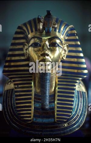 Maschera d'oro di Tutenkhamun, presa nel 1990, Museo del Cairo, Cairo, Egitto Foto Stock