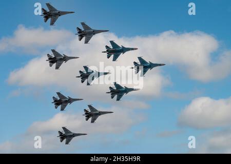 Mosca, Russia - 9 maggio 2021: Combattenti su-35S Flanker-e e su-30SM Flanker-C con i bombardieri su-34 Fullback nel cielo blu sopra Piazza Rossa nei tactus Foto Stock