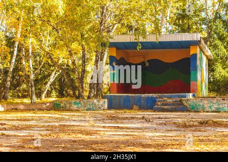 Un vecchio villaggio abbandonato pista da ballo con un piccolo palcoscenico in una foresta di betulla. Foto Stock