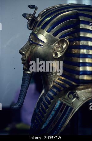 Maschera d'oro di Tutenkhamun, presa nel 1990, Museo del Cairo, Cairo, Egitto Foto Stock