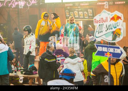 gente che balla alla festa dopo la giornata dello snowboard. stazione sciistica. vacanza invernale. weekend dell'atlante Foto Stock