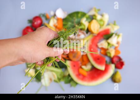 Rifiuti domestici per compost da frutta e verdura. Donna getta immondizia. Foto Stock