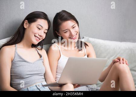 Due migliori amici che usano un computer insieme Foto Stock