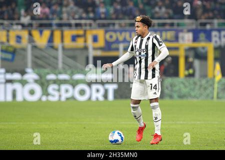 Milano, Italia. 24 ottobre 2021. Italia, Milano, 24 2021 2021 ottobre: Weston McKennie (Juventus midfielder) si ribalta davanti alla corte nella seconda metà durante la partita di calcio FC INTER vs JUVENTUS, Serie A 2021-2022 day9, Stadio San Siro (Foto di Fabrizio Andrea Bertani/Pacific Press) credito: Pacific Press Production Corp./Alamy Live News Foto Stock