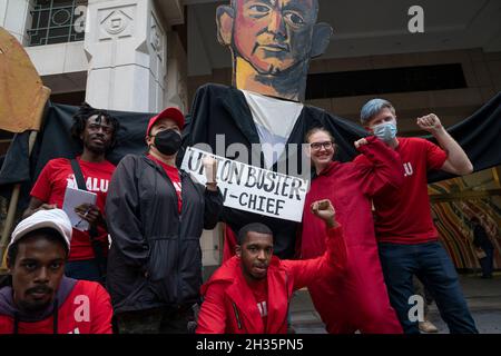 New York, Stati Uniti. 25 ottobre 2021. Sostenitori di organizzare un sindacato al magazzino Amazon Staten Island rally di fronte all'ufficio sul campo di NLRB situato a 2 MetroTech. La NLRB ha riconosciuto che avvierà un'indagine in materia. Alcuni sostenitori indossavano tute rosse in riferimento al dramma di Netflix Money Heist che simboleggia che Amazon sta rubando denaro ai suoi lavoratori. (Foto di Lev Radin/Pacific Press) Credit: Pacific Press Media Production Corp./Alamy Live News Foto Stock