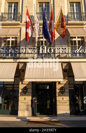 Facciata d'ingresso dell'hotel di lusso Four Seasons Quai des Berges, Ginevra, Svizzera Foto Stock