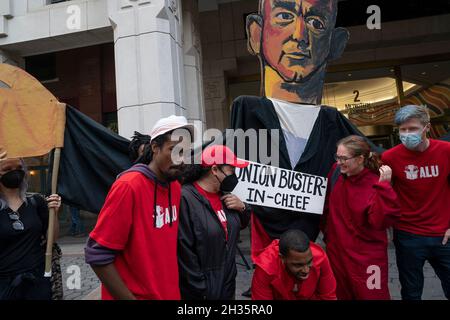 New York, Stati Uniti. 25 ottobre 2021. Sostenitori di organizzare un sindacato al magazzino Amazon Staten Island rally di fronte all'ufficio sul campo di NLRB situato a 2 MetroTech. La NLRB ha riconosciuto che avvierà un'indagine in materia. Alcuni sostenitori indossavano tute rosse in riferimento al dramma di Netflix Money Heist che simboleggia che Amazon sta rubando denaro ai suoi lavoratori. (Foto di Lev Radin/Pacific Press) Credit: Pacific Press Media Production Corp./Alamy Live News Foto Stock