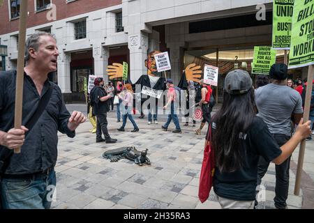 New York, Stati Uniti. 25 ottobre 2021. I sostenitori di organizzare l'Unione al magazzino Amazon Staten Island raduno di fronte all'ufficio sul campo di NLRB situato a 2 MetroTech. La NLRB ha riconosciuto che avvieranno un'indagine in materia. (Foto di Lev Radin/Pacific Press) Credit: Pacific Press Media Production Corp./Alamy Live News Foto Stock