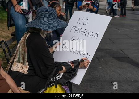 Il manifestante ha visto fare poster durante i lavoratori municipali della città marciare attraverso il ponte di Brooklyn e radunarsi al City Hall Park contro il mandato di vaccinazione. Lavoratori municipali del Dipartimento di polizia di New York, del Dipartimento di igiene, del Dipartimento dei vigili del fuoco, del Dipartimento dell'istruzione, del Dipartimento della correzione, Parks Department, City Health and Hospitals, Metropolitan Transit Authority e altri dipendenti degli uffici urbani incaricati dal sindaco di vaccinarsi contro la malattia COVID-19 entro il 1° novembre 2021 o saranno lasciati fuori dal lavoro e dal controllo dei salari. (Foto di Lev Radin/Pacific Press) Foto Stock