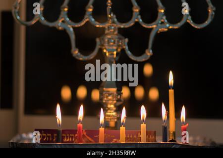 Le candele colorate di Hanukkah sono illuminate, su uno sfondo nero della notte - la festa ebraica di Hanukkah (al redattore in ebraico - queste candele) Foto Stock