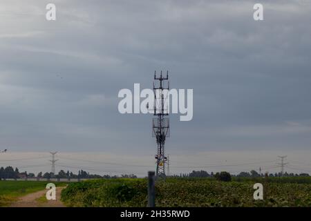 kfar warburg-israele. 15-01-2021. Polo di potenza con fili per la trasmissione di potenza, cieli nuvolosi d'inverno (per l'editore - sul segno in ebraico - pericolo Foto Stock
