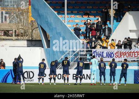 Ulaanbaatar, Mongolia. 25 ottobre 2021. Giocatori di Thailandia grazie ai tifosi dopo la AFC U23 Asian Cup Uzbekistan 2022 Gruppo J turno di qualificazione tra Thailandia e Mongolia allo stadio MFF di Ulaanbaatar.(Punteggio finale; Thailandia 1:1 Mongolia) credito: SOPA Images Limited/Alamy Live News Foto Stock