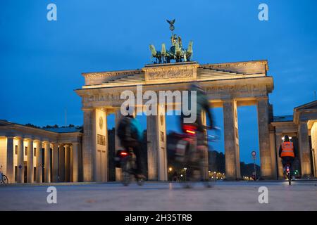 Berlino, Germania. 26 ottobre 2021. Vista di mattina presto della porta di Brandeburgo. Credit: Jörg Carstensen/dpa/Alamy Live News Foto Stock