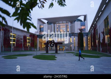 Berlino, Germania. 26 ottobre 2021. Vista di mattina presto della Cancelleria federale. Credit: Jörg Carstensen/dpa/Alamy Live News Foto Stock