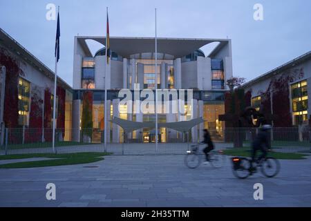 Berlino, Germania. 26 ottobre 2021. Vista di mattina presto della Cancelleria federale. Credit: Jörg Carstensen/dpa/Alamy Live News Foto Stock