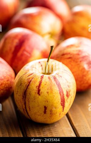 Mele fresche autunnali su tavola di legno. Foto Stock