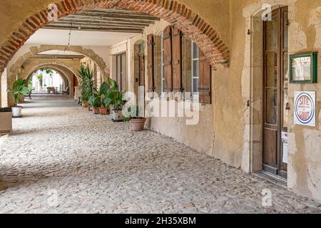 I portici della piazza 'Place Royale' a Labastide-d'Armagnac, Bas-Armagnac, Francia Foto Stock