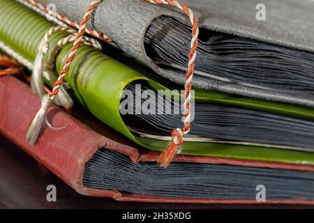 Una pila di vecchi album fotografici vintage conserva all'interno un pezzo di ricordi Foto Stock